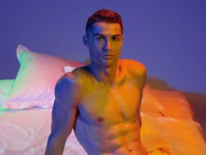 Promosi Underwear, Cristiano Ronaldo Pamer Perut Sixpack