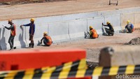 Sejumlah petugas sibuk mengerjakan proyek pembangunan ruas Tol Cinere-Serpong, Kamis (18/7/2019). Jalan tol ini merupakan bagian dari proyek Jalan Tol Jakarta Outer Ring Road 2 (JORR 2).