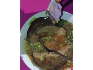 Bukan Keju Atau Urat, Bakso Ini Isinya Uang Tunai!