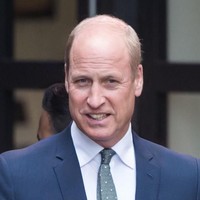 Lalu bagaimana dengan Pangeran William? Pada 50 tahun yang akan datang, dia mungkin sudah memimpin kerajaan Inggris. Guratan-guratan kerutan pun tampak di bagian dahinya.  Foto: Credit: Faceapp