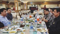 Bersama Wakil Gubernur Sumatera Utara tahun 2015, Dinno menikmati santapan di Rumah Makan Garuda. Kira-kira menu apa yang dipilihnya? Foto: Instagram dinopattidjalal