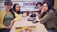 Bersama anak-anaknya, Sania terlihat siap menikmati sushi. Sania tampil cantik dengan outfit kasual lengkap dengan topi.  Foto: instagram @saniavelova