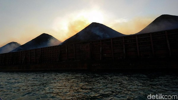 Ini Potret Muatan Batu Bara yang Terbakar di Merak