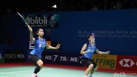 Kejar-mengejar angka sudah terjadi di awal pertandingan set pertama. Greysia/Apriyani menjaga selisih satu angka dari Kim/Kong 5-4. Greysia/Apriyani gagal mengambil interval dan tertinggal 8-11. Namun demikian, Greysia/Apriyani mengejar angka dan menyamakan kedudukan 13-13.