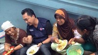 Dinno tak ragu makan di bawah bersama para pengungsi. Ia terlihat ngobrol sambil berbincang-bincang bersama mereka. Foto: Instagram dinopattidjalal