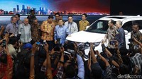 JK sempat mengunjungi booth Mitsubishi.