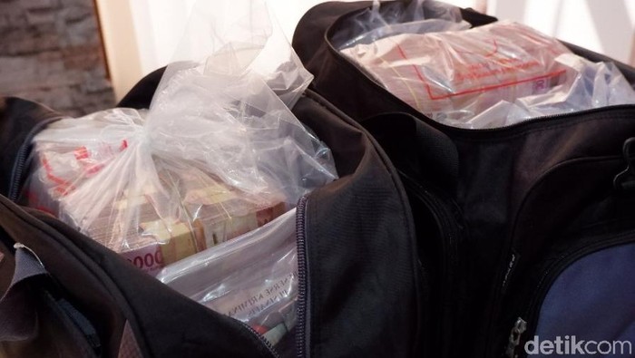 Barang bukti uang miliaran kasus investasi bodong jamu di Polres Klaten, Kamis (18/7/2019).