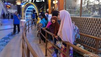 Antrian wahana ini selalu saja ramai. (Bonauli/detikcom)