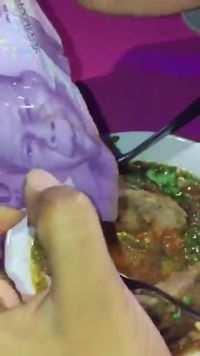 Bukan Keju Atau Urat, Bakso Ini Isinya Uang Tunai!