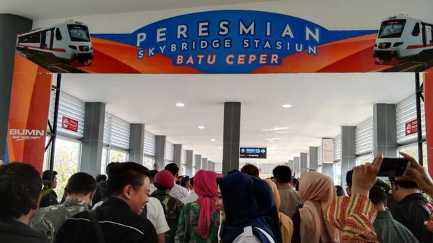 PT KAI Resmikan Skybridge Stasiun Batu Ceper Penghubung KRL-Kereta Bandara
