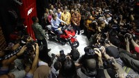 JK sempat menunggangi motor terbaru dari Honda X-ADV 150.