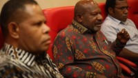 Bupati Nduga Yairus Gwijangge meminta Presiden Jokowi untuk menarik pasukan non organik dari Nduga guna menghentikan konflik dan memberikan kesempatan kepada pemerintah daerah menyelesaikan konflik.