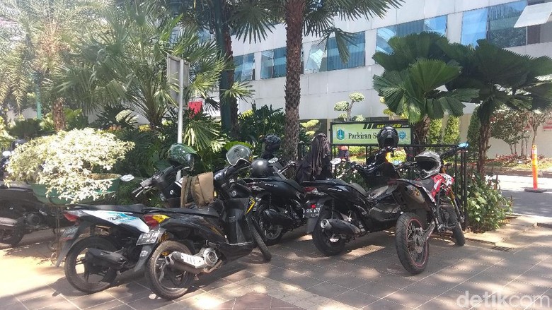 Penuh Motor, Parkiran Sepeda di Balai Kota DKI Akhirnya Dipindahkan Penuh Motor, Parkiran Sepeda di Balai Kota DKI Akhirnya Dipindahkan