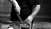 Pria bernama lengkap Jonathan Favreau ini penggemar berat beefsteak. Ia bahkan bisa memasak steak kesukaannya itu. Foto: Instagram jonfavreau