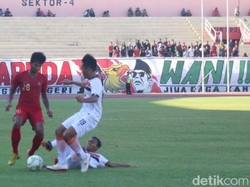 Kiper Timnas U-19, M Adi Satrio, bisa melakukan penyelamatan. Menepis tendangan pemain Persibo, Ananda. Bola rebound sepakan Charles Rodi juga diblok.