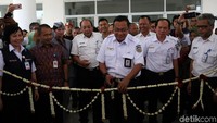 Direktur Utama Kereta Api Indonesia (KAI) Edi Sukmoro meresmikan Skybridge di Stasiun Batu Ceper, Tanggerang, Banten, Kamis (18/7/2019).