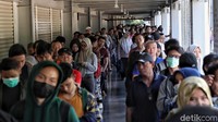 Antrean panjang terlihat di Istora Senayan, Jakarta, yang menjadi lokasi digelarnya turnamen Indonesia Open 2019, Kamis (18/7/2019).