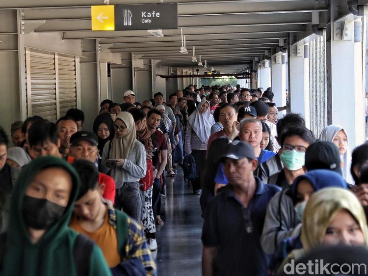 Antrean Panjang Penonton Demi Saksikan Indonesia Open Hari Ketiga