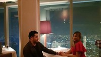Pernah gagal dalam berumah tangga, Tania tak ingin mengulang kesalahan yang sama. Melalui foto ini Tania nampak menggandeng tangan Abdull Alwi dan mengharapkan sesuatu yang baik untuk hidupnya. Foto: Instagram @tanianadiraa