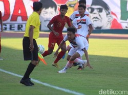 Persibo sebenarnya mempunyai kesempatan emas untuk mencetak gol pada menit ke-23. Bek Timnas U-19, Bayu Fiqri, melakukan pelanggaran pada salah satu pemain Laskar Angling Dharma, wasit menunjuk titik putih.