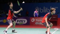 Aksi Kevin Sanjaya Sukamuljo saat mengembalikan kok di pertandingan melawan ganda putra India Satwiksairaj Rankireddy/Chirag Shetty.