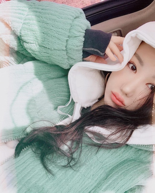 Soorin yang sering memotret idol-idol pun punya wajah yang tak kalah cantik dari para anggota girlband. Foto: Instagram @thisissoorin