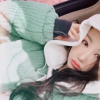 Soorin yang sering memotret idol-idol pun punya wajah yang tak kalah cantik dari para anggota girlband. Foto: Instagram @thisissoorin