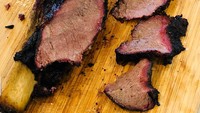 Saat ada waktu lengang, Jon memilih untuk memasak. Ribsteak ini dimasaknya dengan menyontek resep milik David Chang. Foto: Instagram jonfavreau