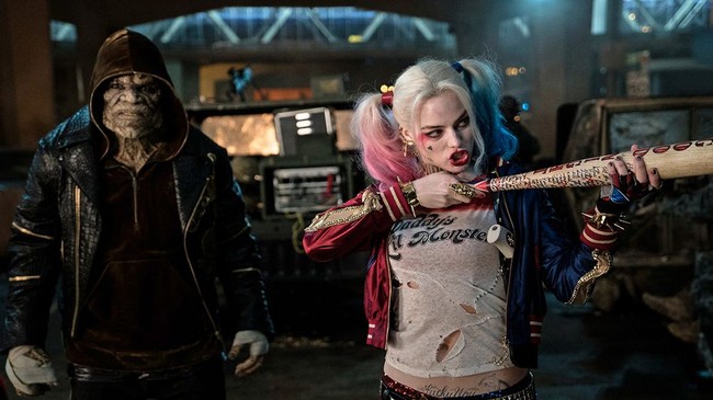 Menjadi Harley Quinn di Suicide Squad, Margot Robbie harus melakukan adegan berbahaya ketika ia terjebak di kotak kaca berisi air. Untuk menghayati perannya, Margot latihan intens dengan penyelam supaya kuat tahan napas dalam air selama lima menit. Foto: Istimewa