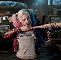Menjadi Harley Quinn di Suicide Squad, Margot Robbie harus melakukan adegan berbahaya ketika ia terjebak di kotak kaca berisi air. Untuk menghayati perannya, Margot latihan intens dengan penyelam supaya kuat tahan napas dalam air selama lima menit. Foto: Istimewa