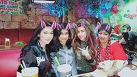 Wah so sweet banget lihat foto yang satu ini. Dengan filter foto menggemaskan, Sania mengabadikan foto bersama ibu dan saudaranya. Foto: instagram @saniavelova