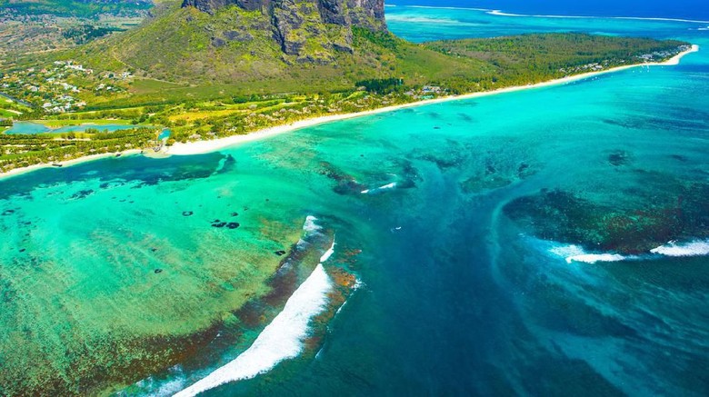 Air Terjun di Bawah Air Muritius Aerial view of the underwater waterfall. Amazing Mauritius landscape