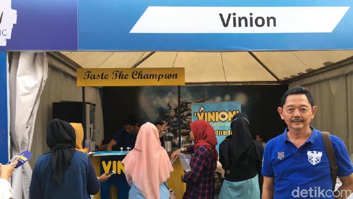 Kevin Sanjaya Sukamuljo buka kedai susu di Istora Open 2019. (Mercy Raya/detikSport) Kevin Sanjaya Sukamuljo buka kedai susu di Istora Open 2019. (Mercy Raya/detikSport)