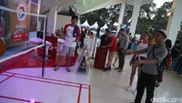 Ada juga arena permainan yang memakai raket.
