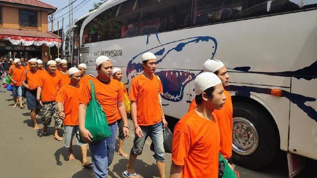 Mereka diangkut menggunakan bus pariwisata.