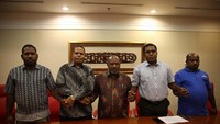 Yoas Mben anggota DPRD Nduga, Jhon Ben Ketua LMA Adat Papua, Bupati Nduga Yairus Gwijangge, tokoh pemuda Nduga Samuel Tabuni, dan wakil bupati Nduga Wentius saat memberikan keterangan pers di Jakarta, Kamis (18/7/2019).