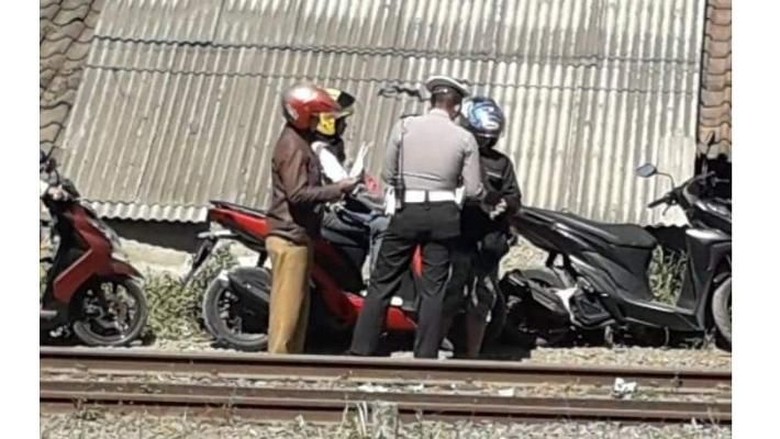 Viral Foto Polisi Razia Pemotor di Bantaran Rel, Begini Faktanya Viral Foto Polisi Razia Pemotor di Bantaran Rel, Begini Faktanya
