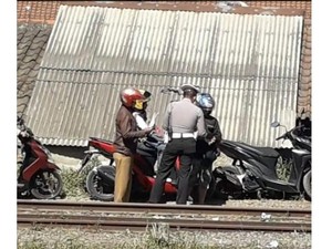 Viral Foto Polisi Razia Pemotor di Bantaran Rel, Begini Faktanya