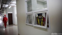Sejumlah pekerja tampak membersihkan Rusun Pasar Rumput jelang diresmikan dan siap dihuni. 