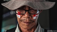 Beragam atribut mulai dari stiker hingga ikat kepala turut dijajakan oleh sejumlah pedagang yang berjualan di sekitar Istora Senayan.