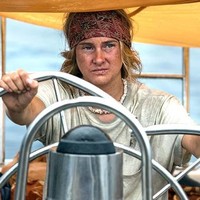 Shailene Woodley harus syuting di tengah lautan setiap hari saat membintangi film Adrift. Proses pengambilan gambar berlangsung seharian mulai dari pukul 4 pagi hingga sore hari. Selama syuting, Shailene dan semua kru (kecuali sutradara dan cameraman) mengalami mabuk laut parah. Foto: Istimewa