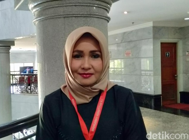 Tuding Balik Farouk soal Edit Foto, Evi: Rambutnya Pakai Wig Tuding Balik Farouk soal Edit Foto, Evi: Rambutnya Pakai Wig