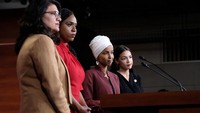 Keempat wanita itu semuanya merupakan anggota House of Representatives (HOR) atau DPR di AS. Rashida Tlaib mewakili Michigan, Ayanna Pressley mewakili Massachusetts, Ilhan Omar mewakili Minnesota dan Alexandria Ocasio-Cortez mewakili New York. Foto: Alex Wroblewski/Getty Images/AFP