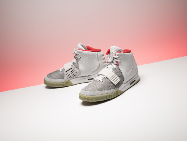 Sebelum berkolaborasi dengan Adidas, Yeezy sempat digandeng Nike untuk menciptakan koleksi sneakers Yeezy. Salah satunya juga dilelang di Sothebys, yakni Nike Air Yeezy 2 NRG Pure Platinum berwarna putih. Penawaran mulai dari US$ 22 ribu atau Rp 307 juta. (Foto: Dok. Sothebys)