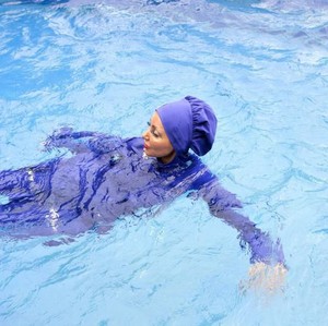 2 Wanita Muslim Nekat Langgar Larangan Pakai Burkini di Kolam Renang Prancis 2 Wanita Muslim Nekat Langgar Larangan Pakai Burkini di Kolam Renang Prancis