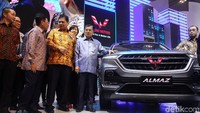 JK berkeliling meninjau booth pameran. Wuling adalah salah satu booth yang dikunjunginya.