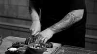 Gaya memasaknya ini ada di dalam film Chef yang tayang di tahun 2014. Udah kaya chef profesional belum? Foto: Instagram jonfavreau