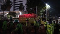 Ini lah bambu Indonesia. Ditanam di pedesaan, dirawat dan dipanen oleh petani kecil, dijajakan oleh pedagang mikro. Kini membentang di area tanah -salah satu- paling mahal di Republik ini, demikian penjelasan Anies terkait pemasangan bambu itu, Rabu (15/8/2018).(Ahmad Bil Wahid/detikcom)