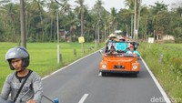 Apollo kelahiran Bandung dan besar di Jakarta. Tahun 1998 ia merantau ke Bali dan 2016 pergi ke Magelang. Ia mulai mengelola tur VW Camat dari tahun 2016 akhir (Ahmad Masaul Khoiri/detikcom)