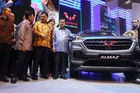Jusuf Kalla berpose dengan Wuling Almaz